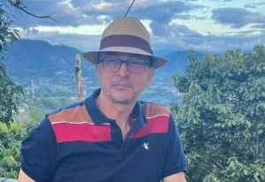 novela ¡Ya Vuelvo! — La Novela "¡Ya Vuelvo!" de Albeiro Hernández: Un Llamado a la Memoria Colombiana