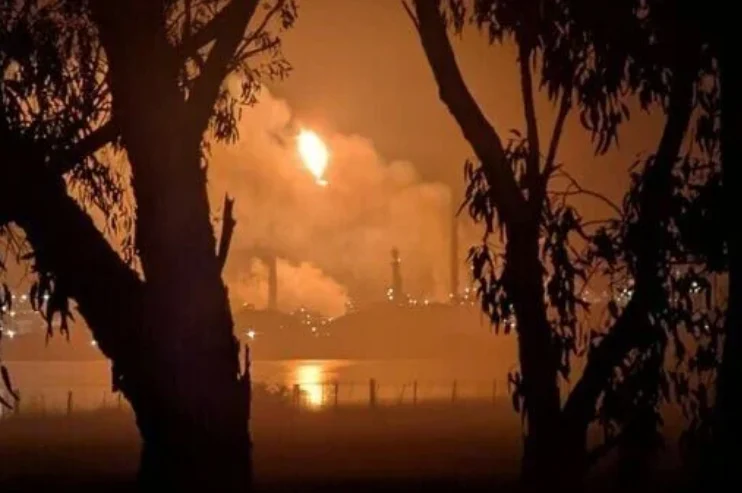 incendio refinería Australia — Incendio en Refinería en Australia Amenaza Suministro de Combustible