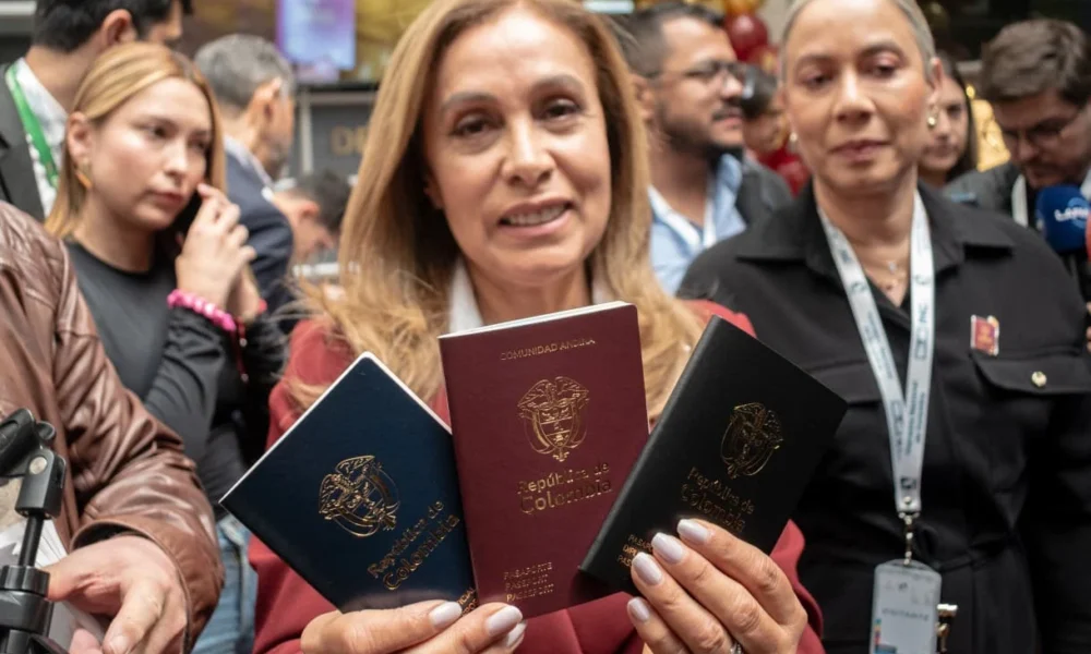 seguro del contrato de pasaportes — La Previsora asume el seguro del contrato de pasaportes colombianos tras rechazo