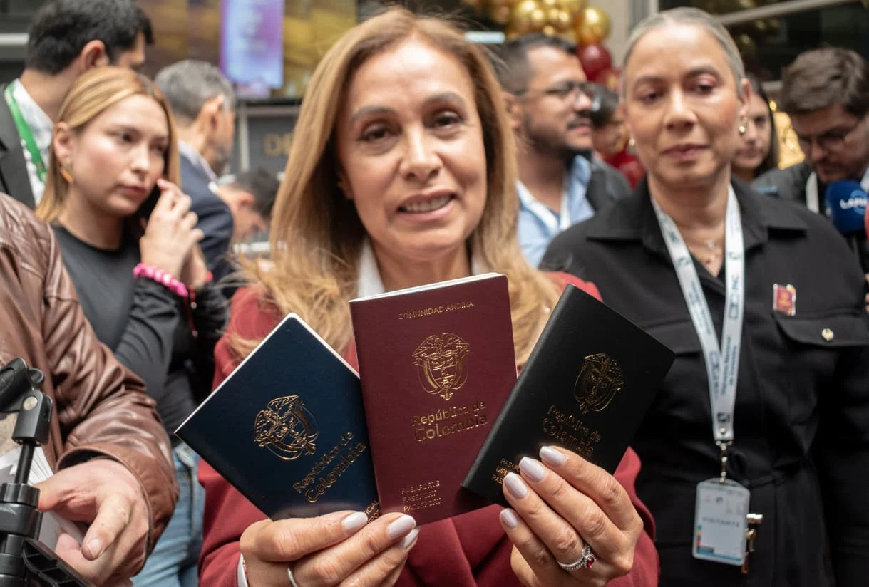 seguro del contrato de pasaportes — La Previsora asume el seguro del contrato de pasaportes colombianos tras rechazo