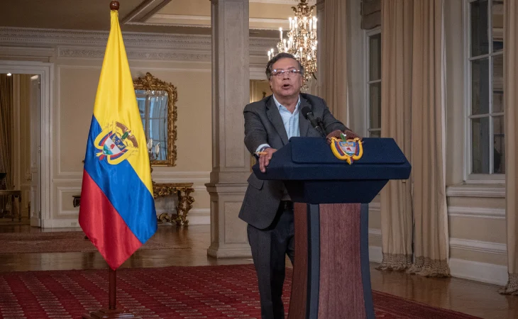 alza salario mínimo — Alza Salario Mínimo: Propuesta de Petro Desata Debate Económico en Colombia