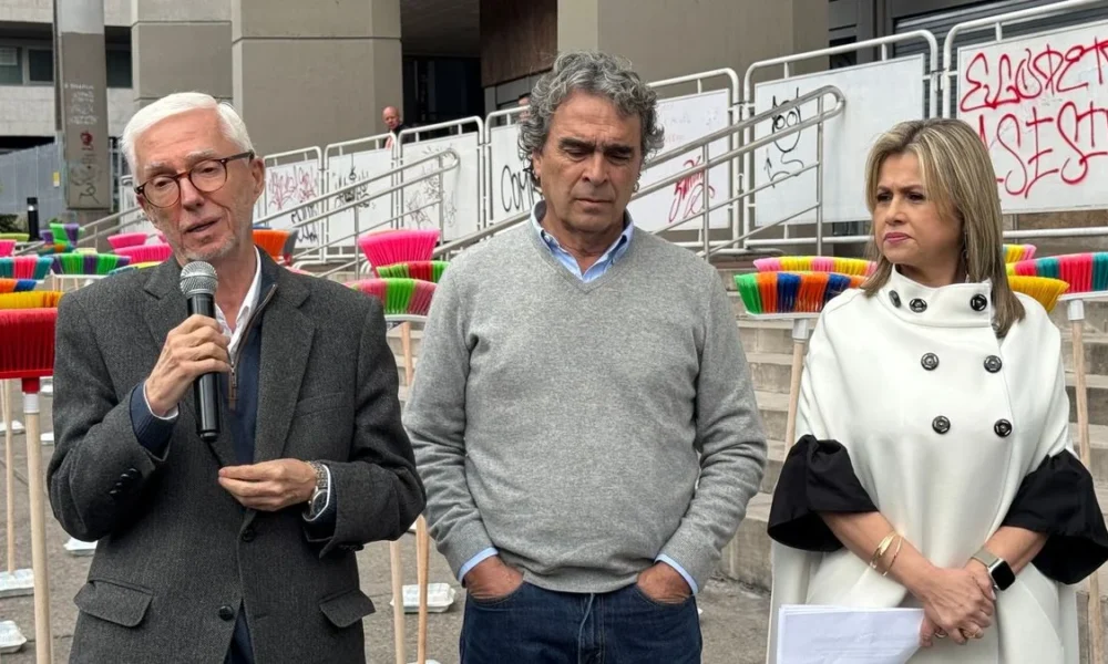 Escándalo Papá Pitufo — Escándalo Papá Pitufo: Fajardo cuestiona silencio de Cepeda y alerta sobre "chuz