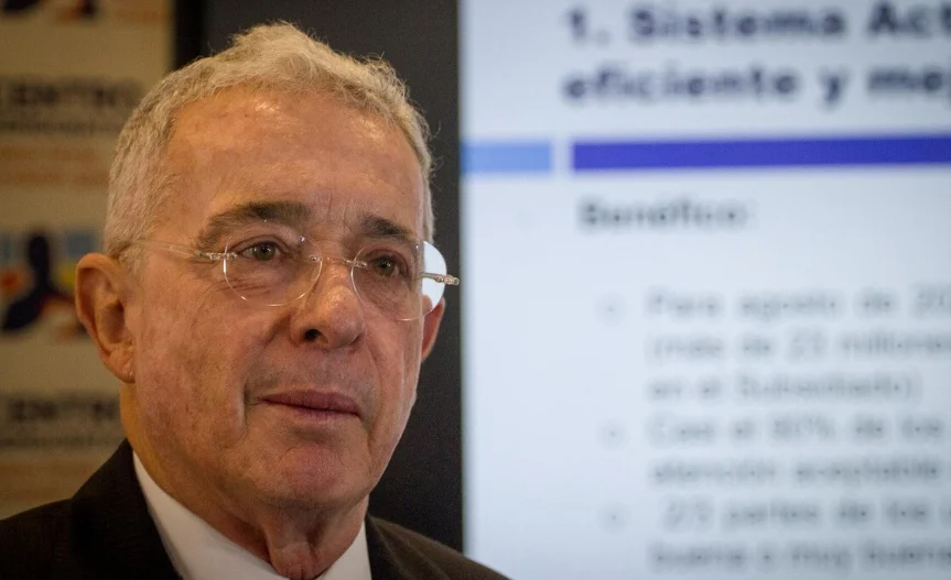 Uribe acusa a Cepeda de engañar — Uribe acusa a Cepeda de engañar con la Paz Total y lo vincula con Raúl Reyes