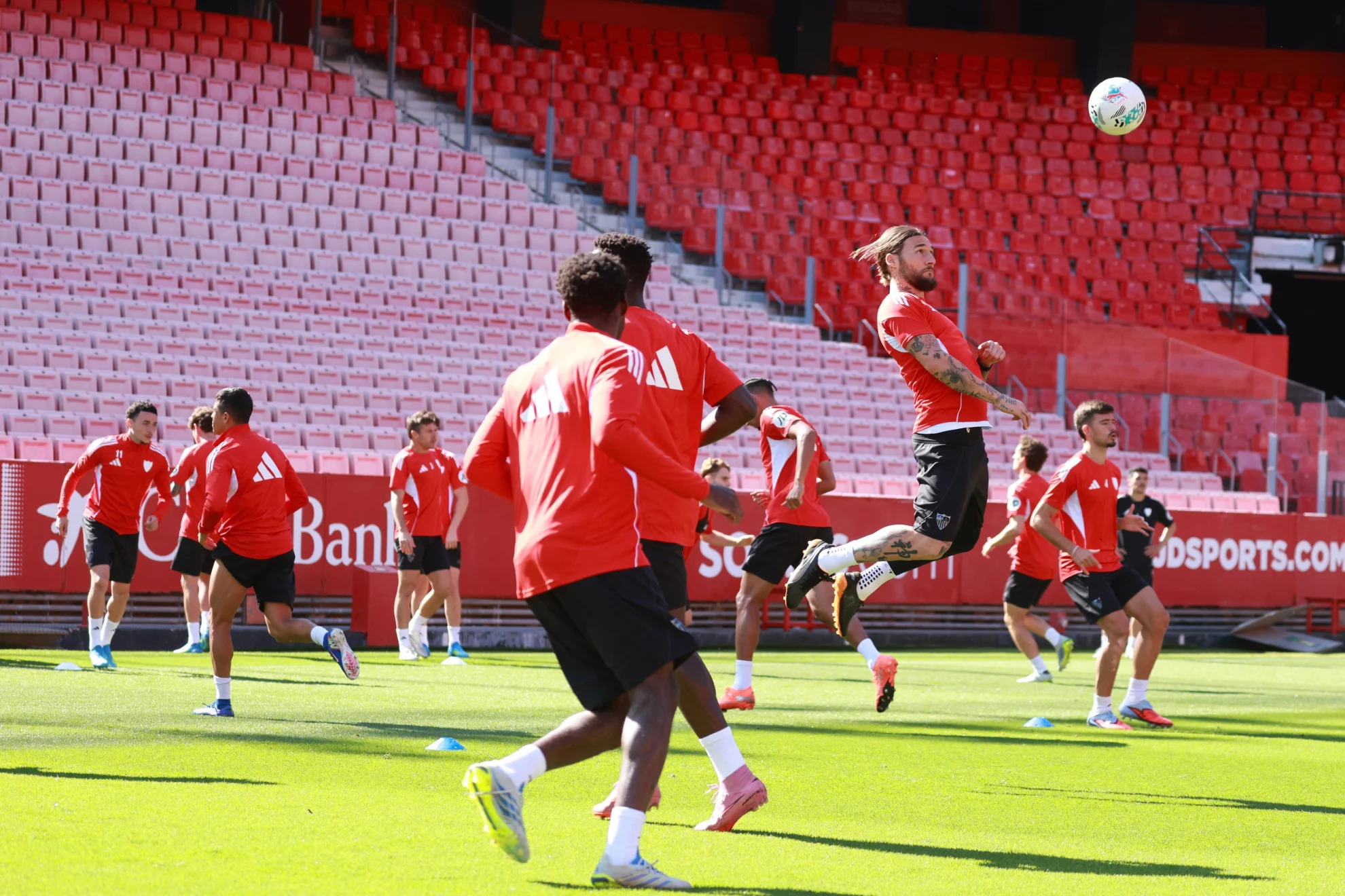entrenamiento Sevilla Sánchez-Pizjuán — Entrenamiento Sevilla Sánchez-Pizjuán: Preparación Clave para la Permanencia en