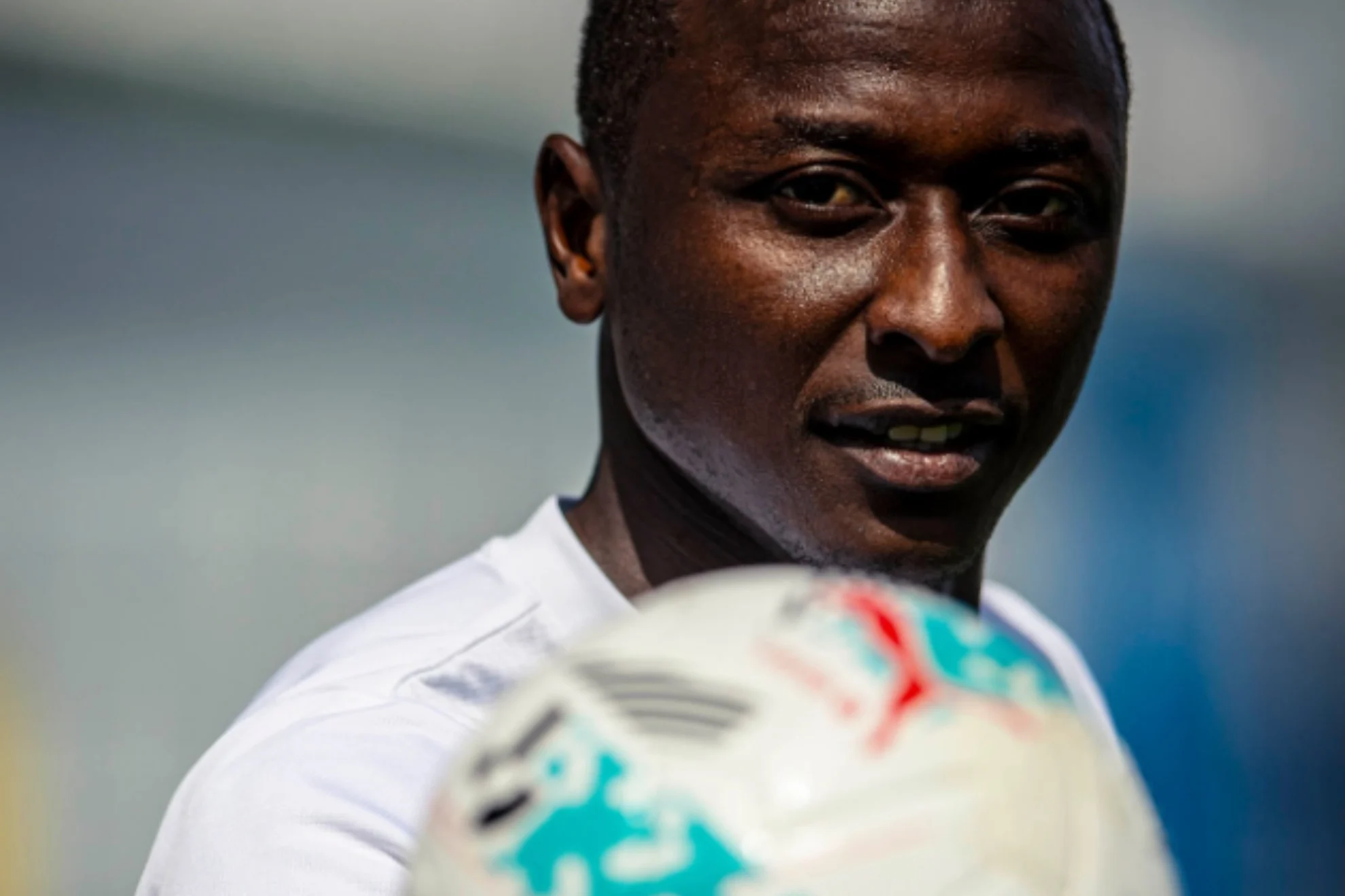 Umar Sadiq goles de cabeza — Umar Sadiq: Goles de Cabeza Marcan su Resurgimiento Goleador en Valencia CF