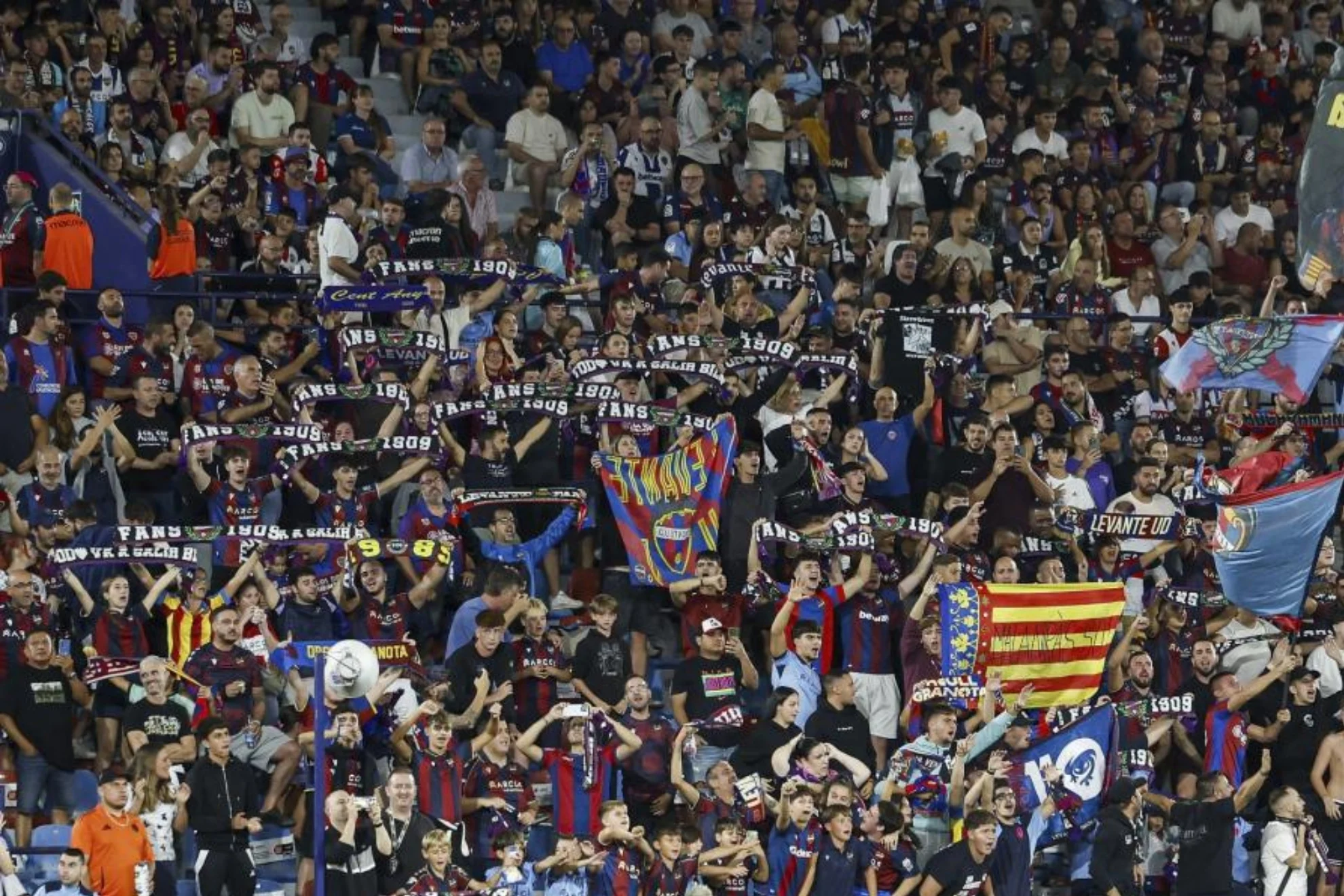 Permanencia Levante UD — Levante UD Activa Desplazamiento Masivo por la Permanencia en LaLiga