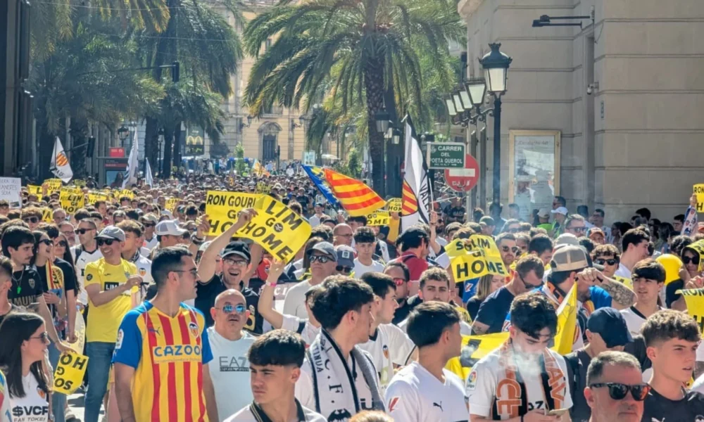 protesta Peter Lim — Masiva protesta Peter Lim en Valencia: Miles de aficionados exigen cambios en el