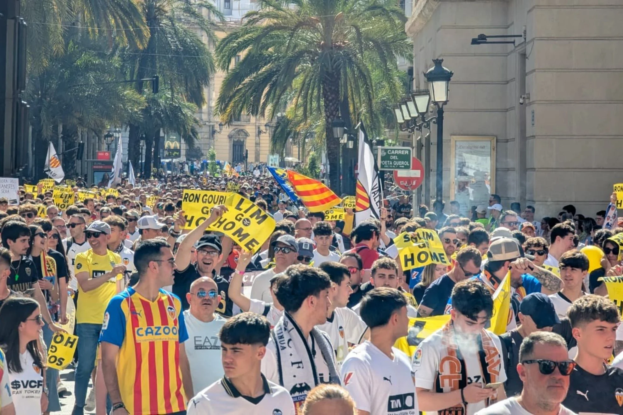 protesta Peter Lim — Masiva protesta Peter Lim en Valencia: Miles de aficionados exigen cambios en el