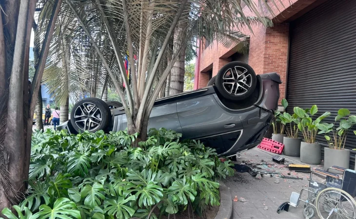 accidente Club El Nogal — Accidente Club El Nogal: Vehículo cae de parqueadero en Bogotá