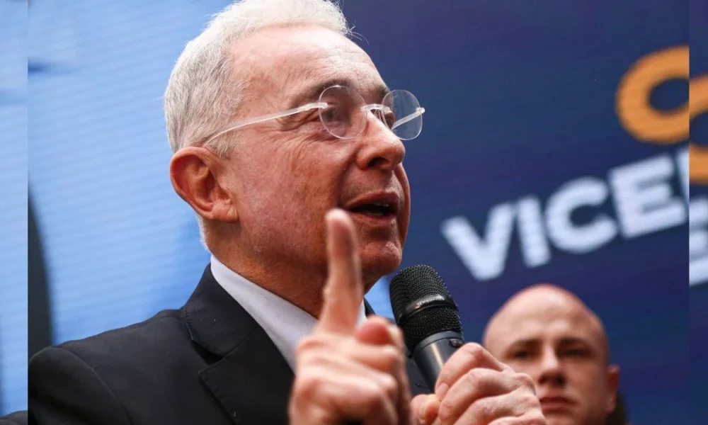 Uribe gobierno chavista — Uribe advierte sobre un Gobierno chavista en Colombia durante jornada electoral