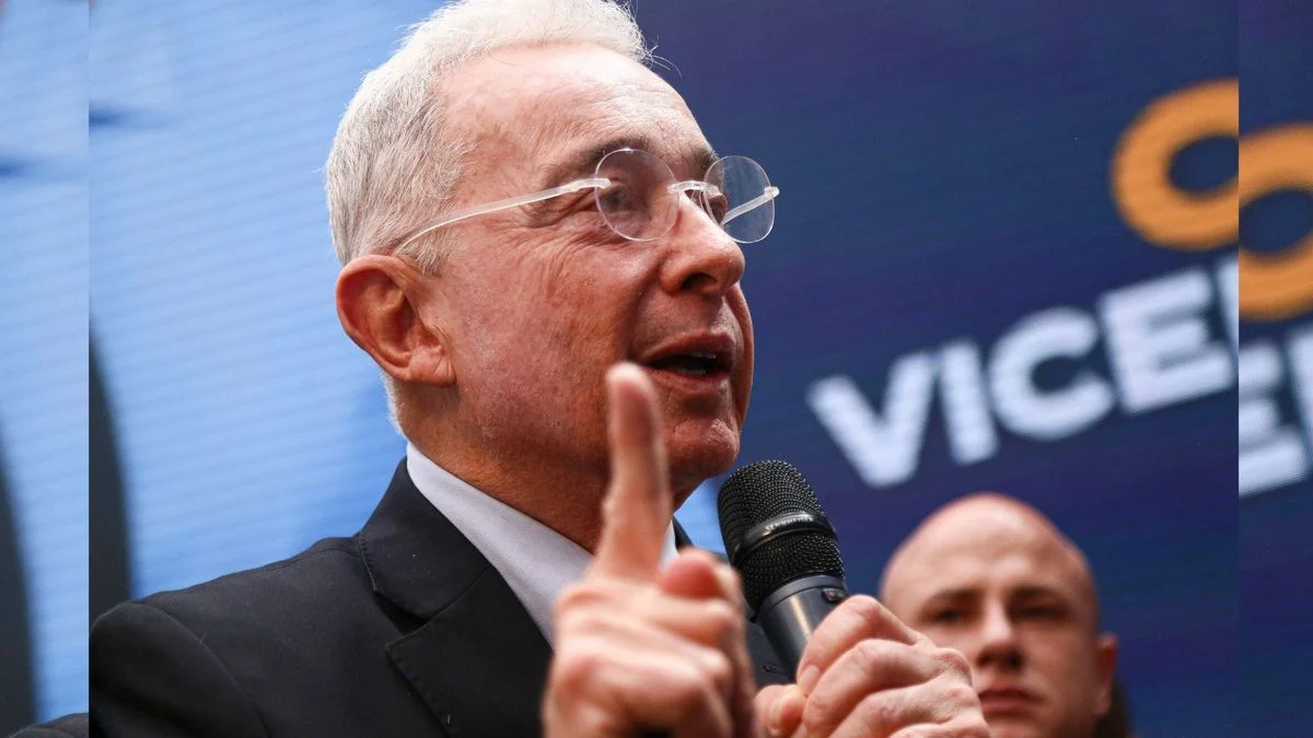 Uribe gobierno chavista — Uribe advierte sobre un Gobierno chavista en Colombia durante jornada electoral