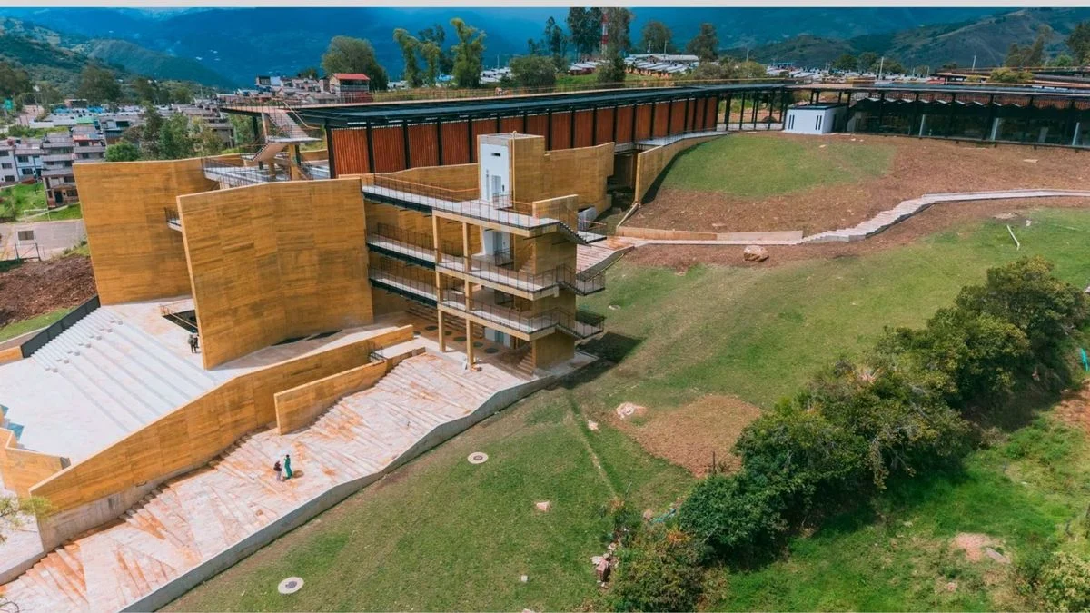nueva sede UIS Málaga — Nueva Sede UIS Málaga: Petro Llama a la Unidad y Resalta Inversión Educativa en