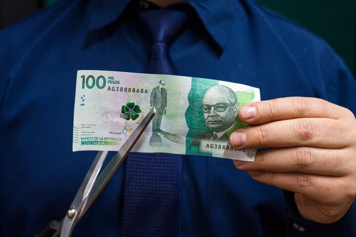 Presiones financieras hogares — Hogares Colombianos Enfrentan Crecientes Presiones Financieras por Costo de Vida