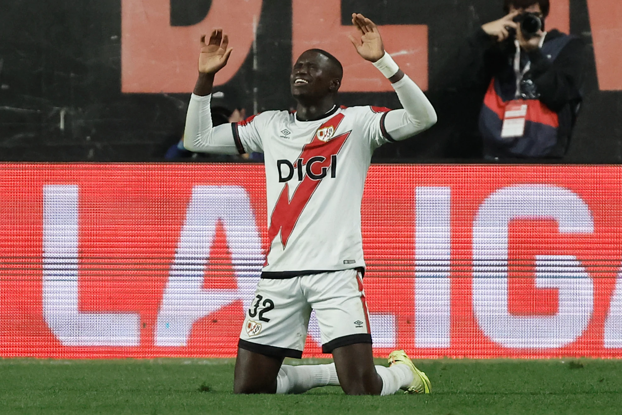 Opción compra Nobel Mendy — Rayo Vallecano Ejerce Opción Compra Nobel Mendy