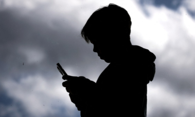 Prohibición redes sociales EAU — Emiratos Árabes Unidos prohíbe redes sociales a menores de 15 años por protecció
