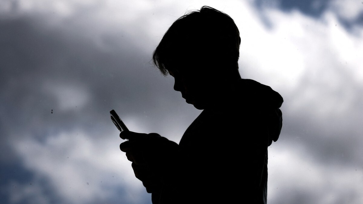 Prohibición redes sociales EAU — Emiratos Árabes Unidos prohíbe redes sociales a menores de 15 años por protecció