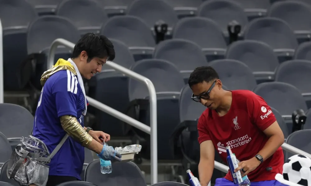 Hinchas Japón recogen basura — Hinchas Japón Recogen Basura: Ejemplo de Civismo en Mundial 2026