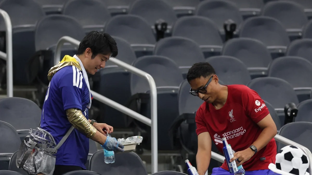 Hinchas Japón recogen basura — Hinchas Japón Recogen Basura: Ejemplo de Civismo en Mundial 2026