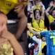 Hinchas Colombia consuelan — Hinchas Colombia Consuelan Niño Uzbeko en Mundial 2026