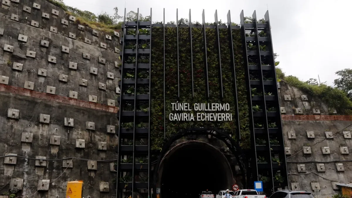 Instalación equipos Túnel del Toyo — Instalación equipos Túnel del Toyo: Gobierno y Antioquia inician obras tras acue