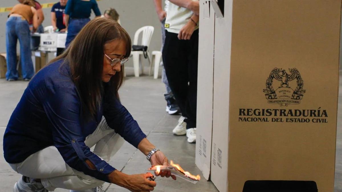 Voto quemado Medellín — Incidente de Voto Quemado en Plaza Mayor Medellín Post-Electoral