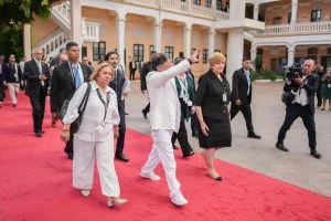 Balance gobierno Petro — Balance gobierno Petro: Logros sociales y desafíos fiscales en Colombia
