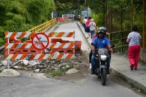 Cierre puente La Máquina — Comunidad de Santa Rosa de Cabal Demanda Soluciones por Cierre Puente La Máquina