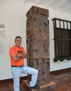 Raúl Bulla escultor — Maestro Raúl Bulla Escultor Presenta 'No Estamos Solos' en Hacienda Castilla