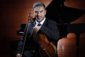 Trayectoria Julián Linares — Músico Pereirano Julián Linares: 25 Años en la Filarmónica de Bogotá