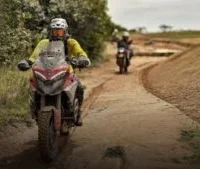 piloto aventurero colombiano — Piloto Aventurero Colombiano Alejandro Restrepo Recibe Distinción de Ducati