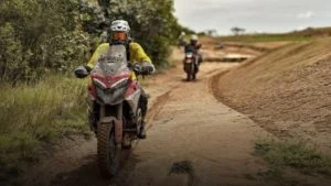 piloto aventurero colombiano — Piloto Aventurero Colombiano Alejandro Restrepo Recibe Distinción de Ducati