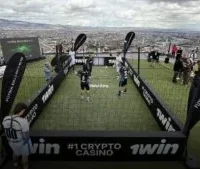 partido fútbol Torre Colpatria — Colombia logra récord mundial con partido de fútbol en la Torre Colpatria