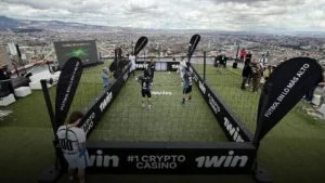 partido fútbol Torre Colpatria — Colombia logra récord mundial con partido de fútbol en la Torre Colpatria
