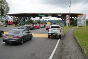 tarifas diferenciales peajes — Tarifas Diferenciales en Peajes: Confusión en la Autopista del Café