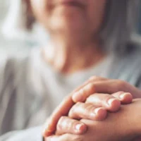mujeres cuidadoras Alzheimer — Mujeres cuidadoras Alzheimer: la lucha invisible en Antioquia