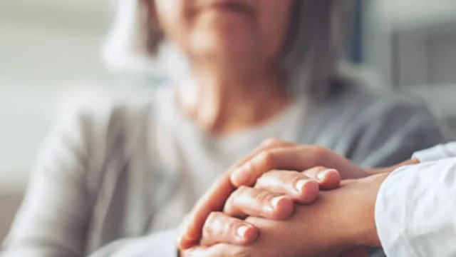 mujeres cuidadoras Alzheimer — Mujeres cuidadoras Alzheimer: la lucha invisible en Antioquia