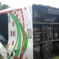 Accidente bus escolar Apartadó — Accidente bus escolar Apartadó: 17 niños dados de alta tras volcamiento
