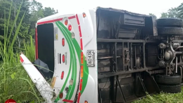 Accidente bus escolar Apartadó — Accidente bus escolar Apartadó: 17 niños dados de alta tras volcamiento