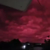 explicación cielo rojo — Explicación Cielo Rojo: La Ciencia Despeja Mitos Tras Temblor en Colombia