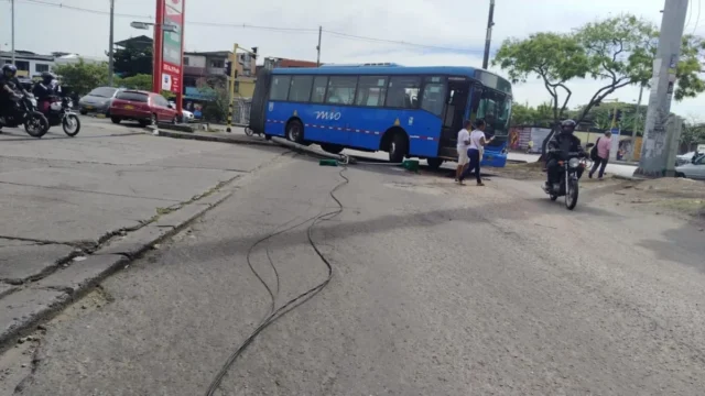 Accidente bus MIO Cali — Accidente bus MIO Cali: Siniestro vial genera interrogantes sobre seguridad y in