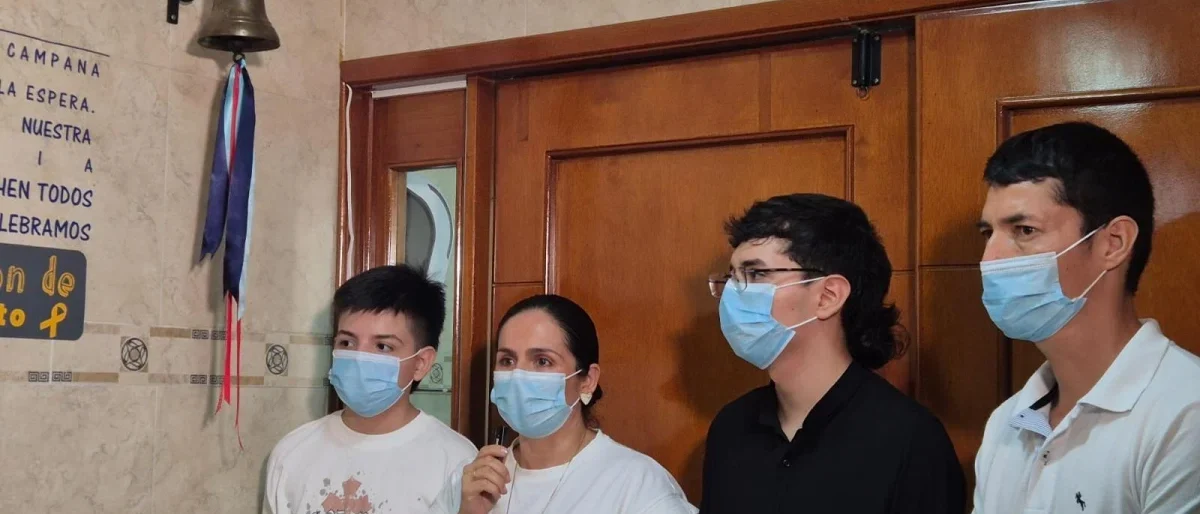 recuperación leucemia niño — Recuperación de leucemia en niño: Ángel toca la campana tras tres años de lucha
