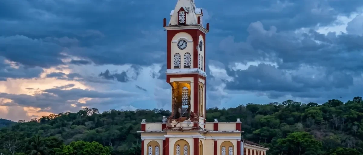 demolición torre Bugalagrande — Demolición Torre Bugalagrande: adiós a un ícono por sismo y el reto del patrimon