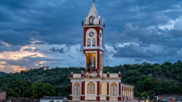 demolición torre Bugalagrande — Demolición Torre Bugalagrande: adiós a un ícono por sismo y el reto del patrimon
