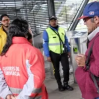 atención a habitantes de calle — Bogotá refuerza la atención a habitantes de calle en TransMilenio con más person