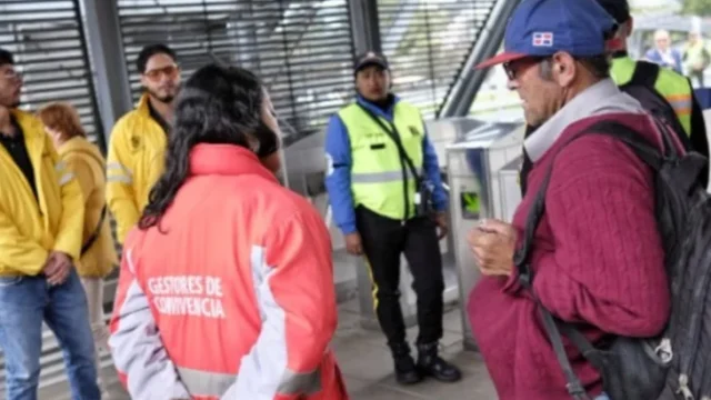 atención a habitantes de calle — Bogotá refuerza la atención a habitantes de calle en TransMilenio con más person