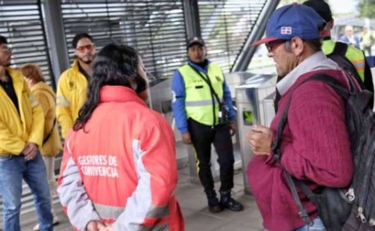 atención a habitantes de calle — Bogotá refuerza la atención a habitantes de calle en TransMilenio con más person