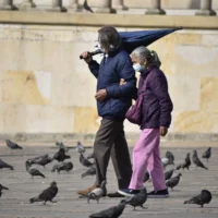 Retos demográficos Bogotá — Retos demográficos Bogotá: Una mirada al futuro de pensiones y juventud en la ca