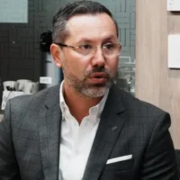 aplazo debate MinVivienda — Ministro de Vivienda aplaza debate en el Senado para priorizar atención a region