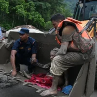 avalancha en Nepal — Impactante avalancha en Nepal deja decenas de muertos y cientos de desaparecidos