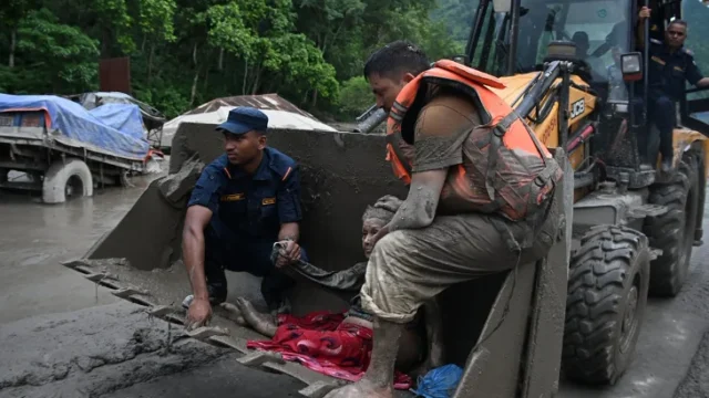 avalancha en Nepal — Impactante avalancha en Nepal deja decenas de muertos y cientos de desaparecidos